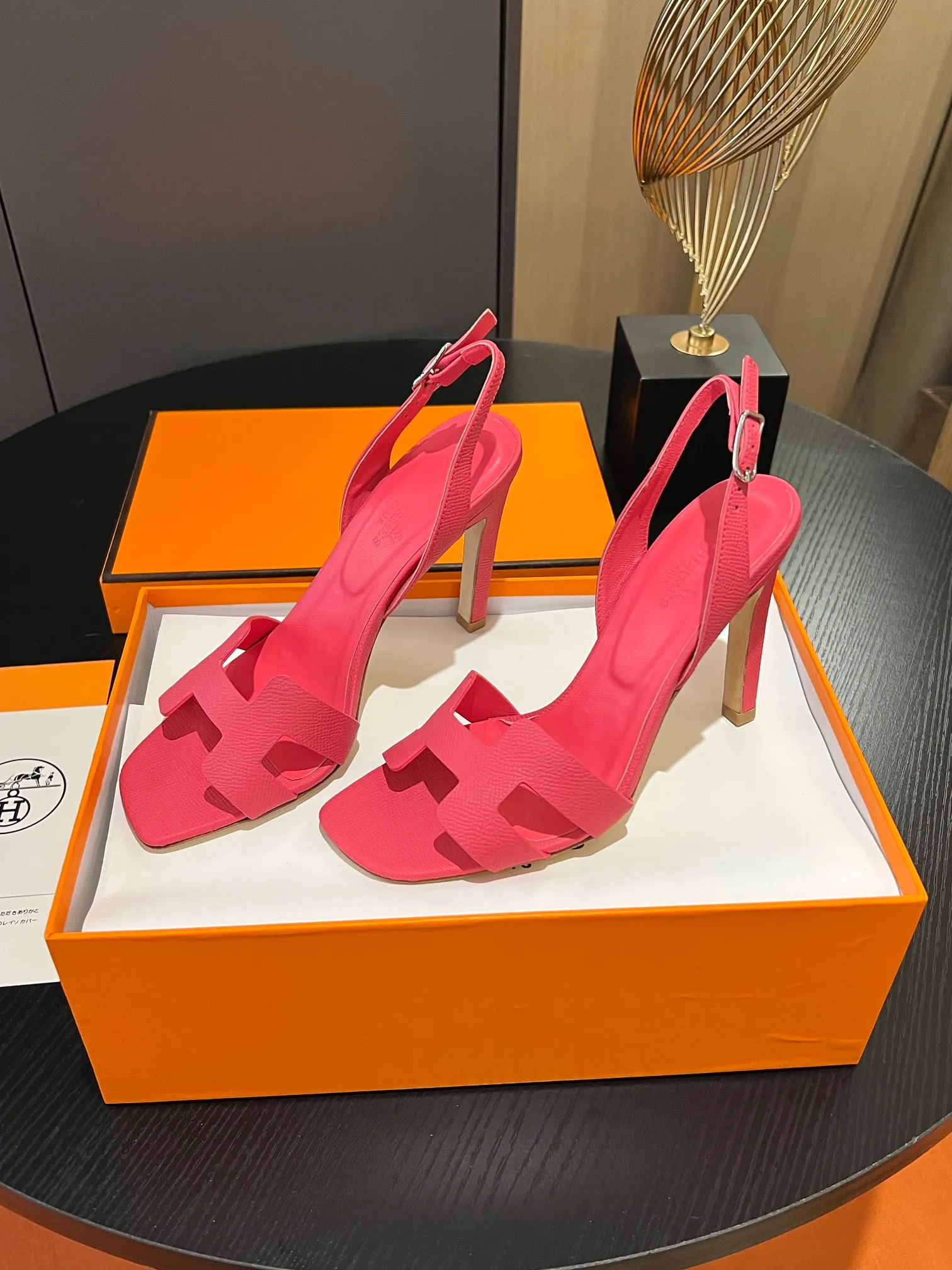 👟👟Ex-factory price 600👟👟Hermès 2023 high-heeled temperament sandals original customization! Counter synchronization! Hermès high heels have always been simple, fashionable and elegant! ! ! It can hold any style of wear, the height of 10.5cm is easy to control, and the feet feel comfortable and pressure-free! The classic and elegant style brings a sense of luxury to your feet! Highly recommended Material: Upper imported calfskin + mixed sheepskin lining Outsole: Italian genuine leather sole Size: 34-42 (34.41.42 customization is non-returnable and non-exchangeable)